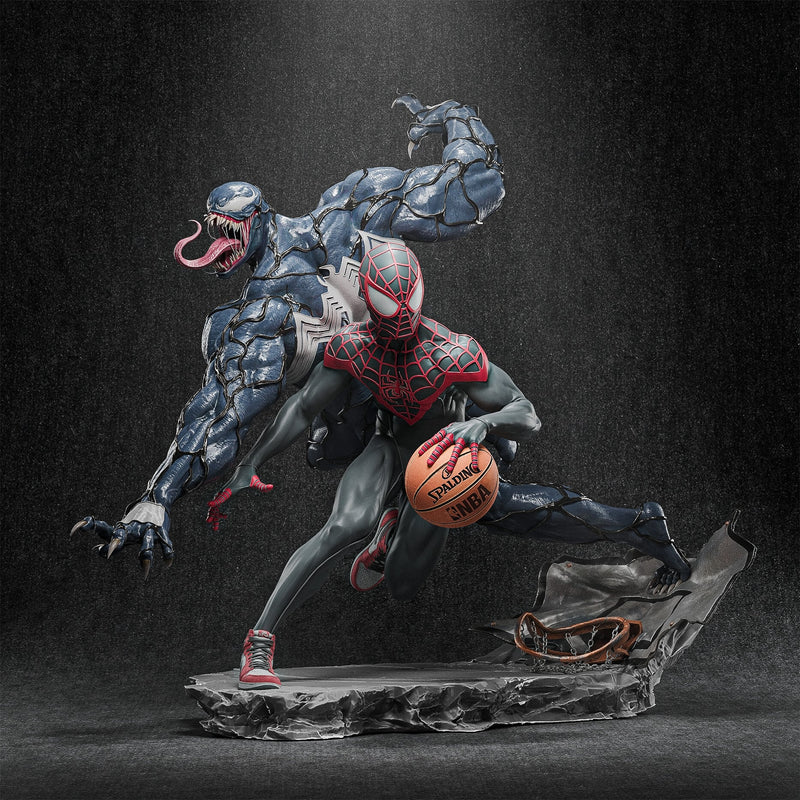 Spiderman (Miles Morales) Versus Venom Resin Diorama - view 5