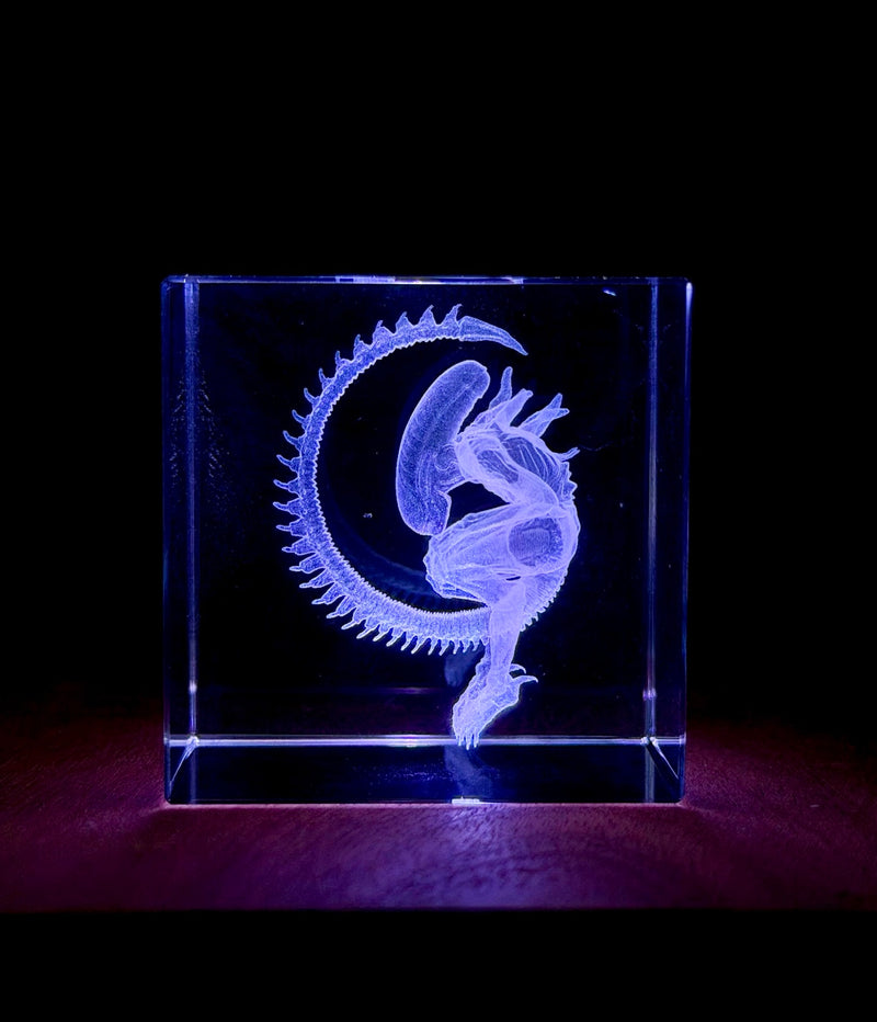 Alien Xenomorph Embryo 3D Crystal Engraving – Sci-Fi Laser Crystal Display