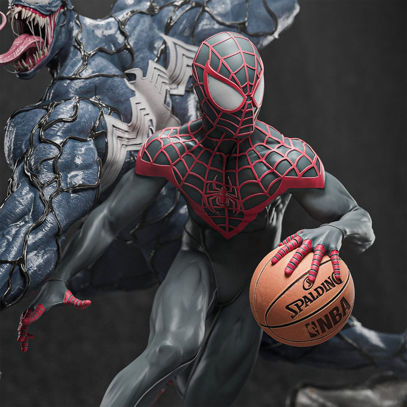 Spiderman (Miles Morales) Versus Venom Resin Diorama - view 4